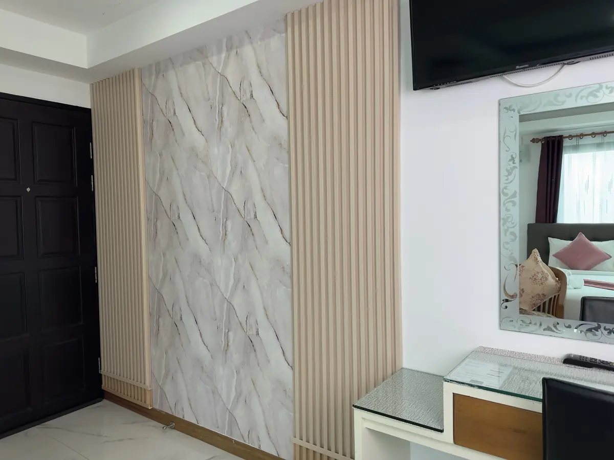 Desk, mirror and TV, Mountain View room